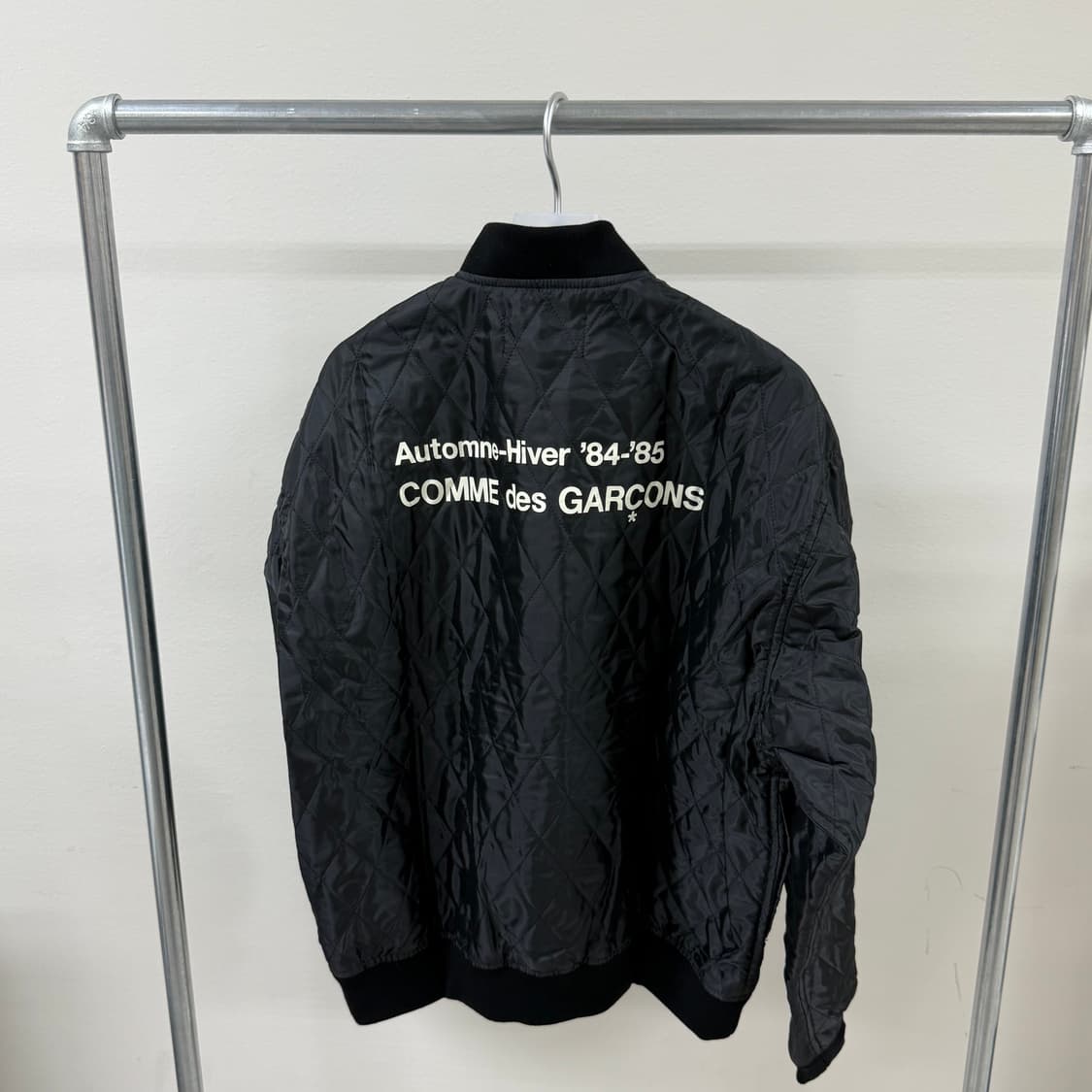 꼼데가르송 CDG 백 로고 84-85 퀄팅 자켓 블랙 상품이미지1