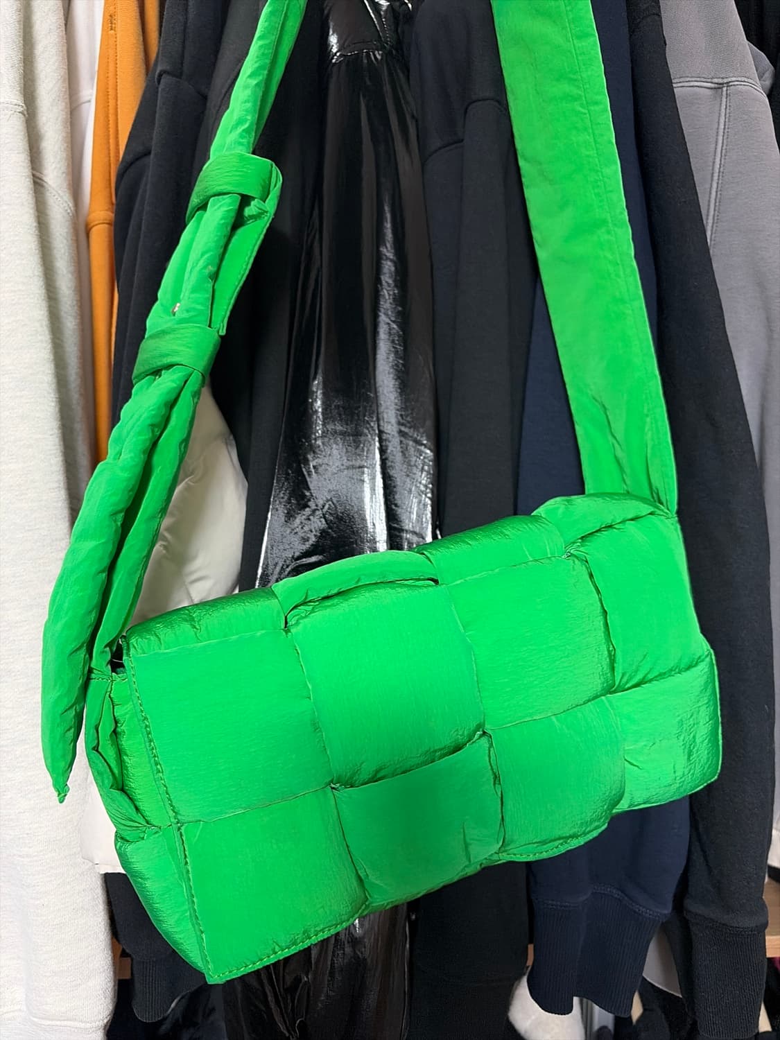 보테가베네타 패디드 백 패딩백 그린 팝니다 상품이미지1