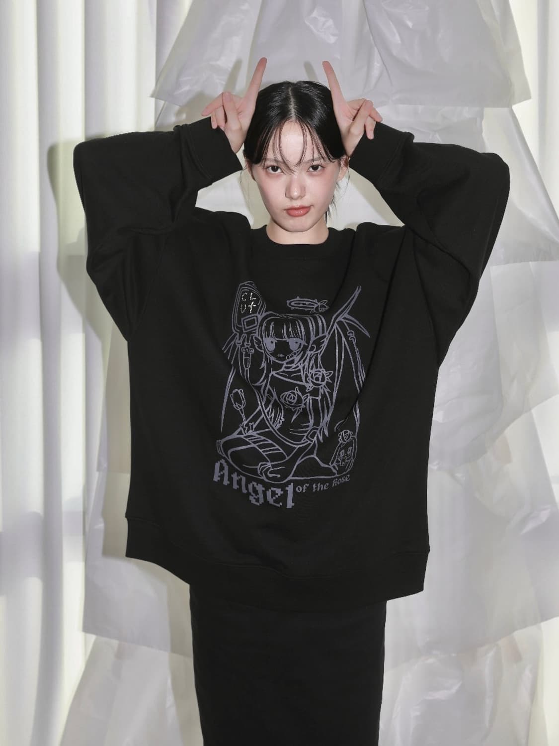 클럿스튜디오  Angel of the Rose 맨투맨 블랙 상품이미지2