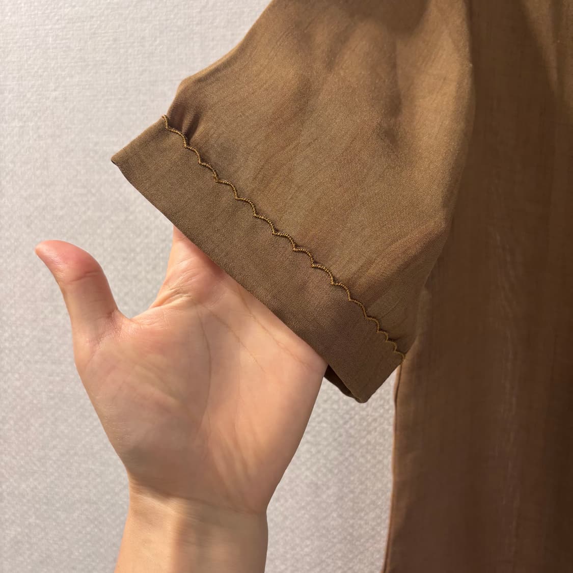 웜톤추천… 카멜 반팔 블라우스 상품이미지3