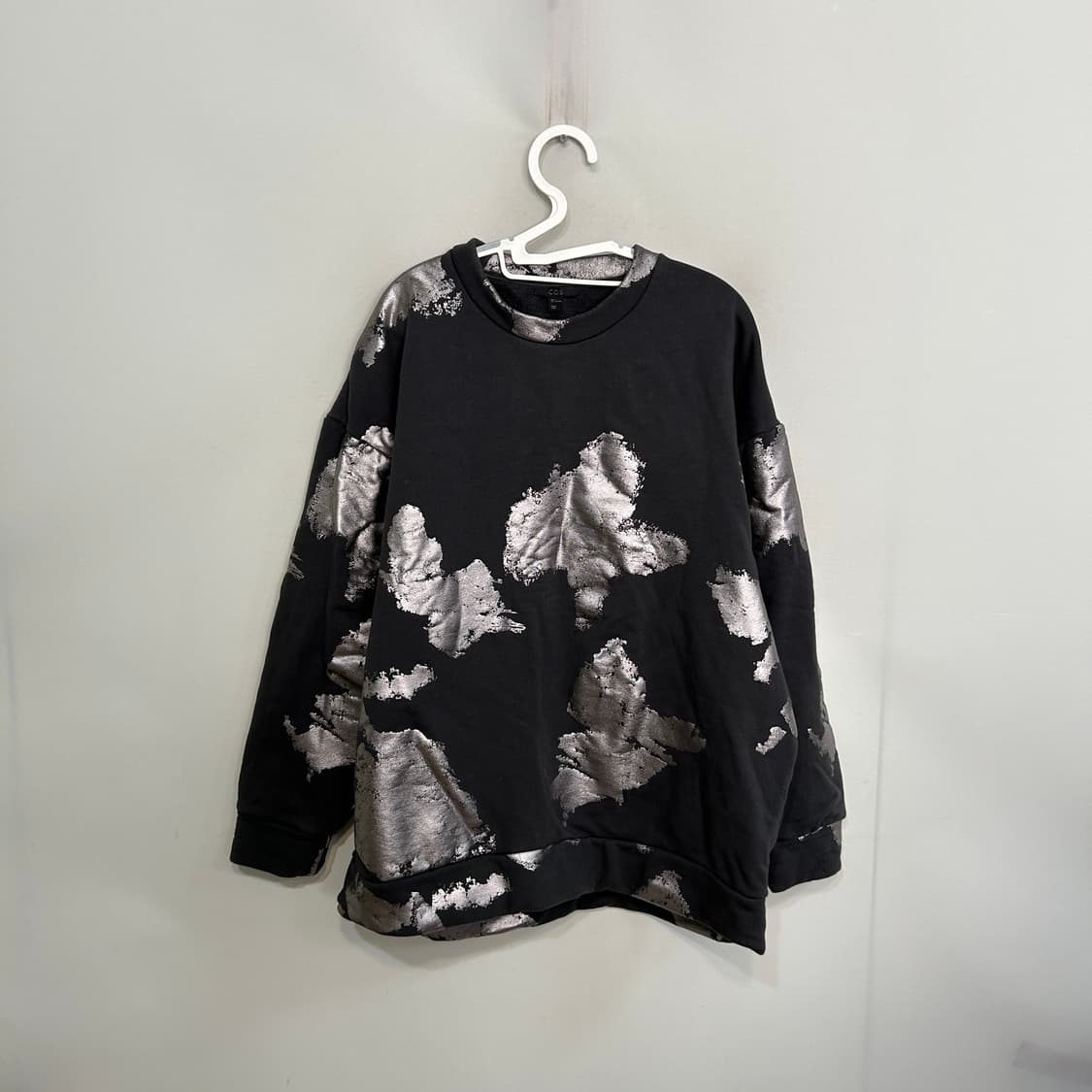 코스 COS 글리터 프린팅 맨투맨 L 상품이미지1