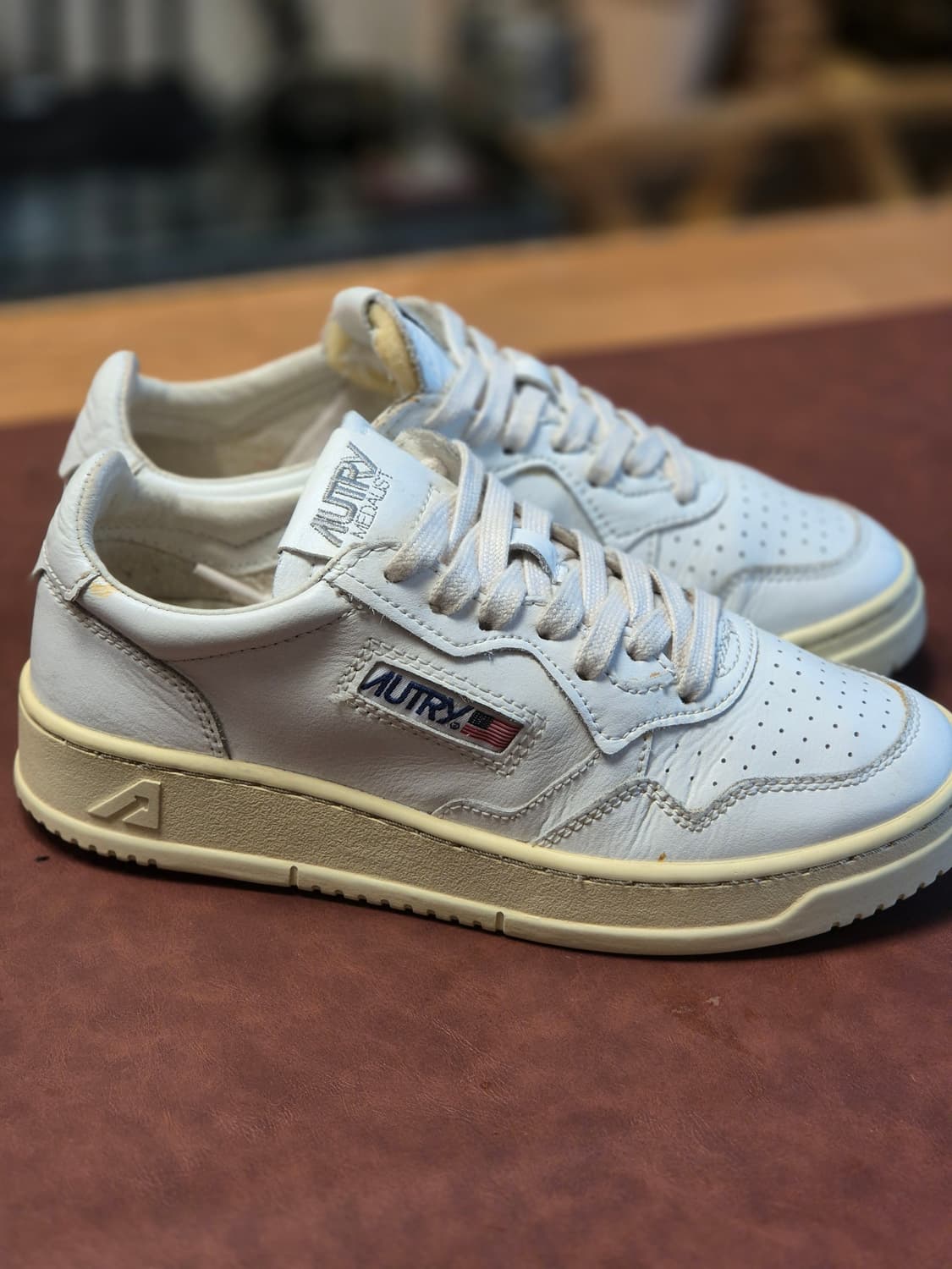 실착용2회 235-240(37) 오트리 메달리스트 로우 스니커  상품이미지3