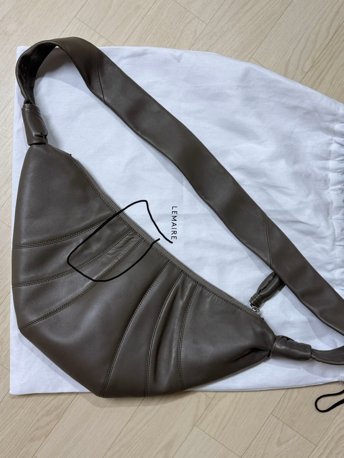 르메르 크루아상 미디움-다크올리브(램스킨) 상품이미지2