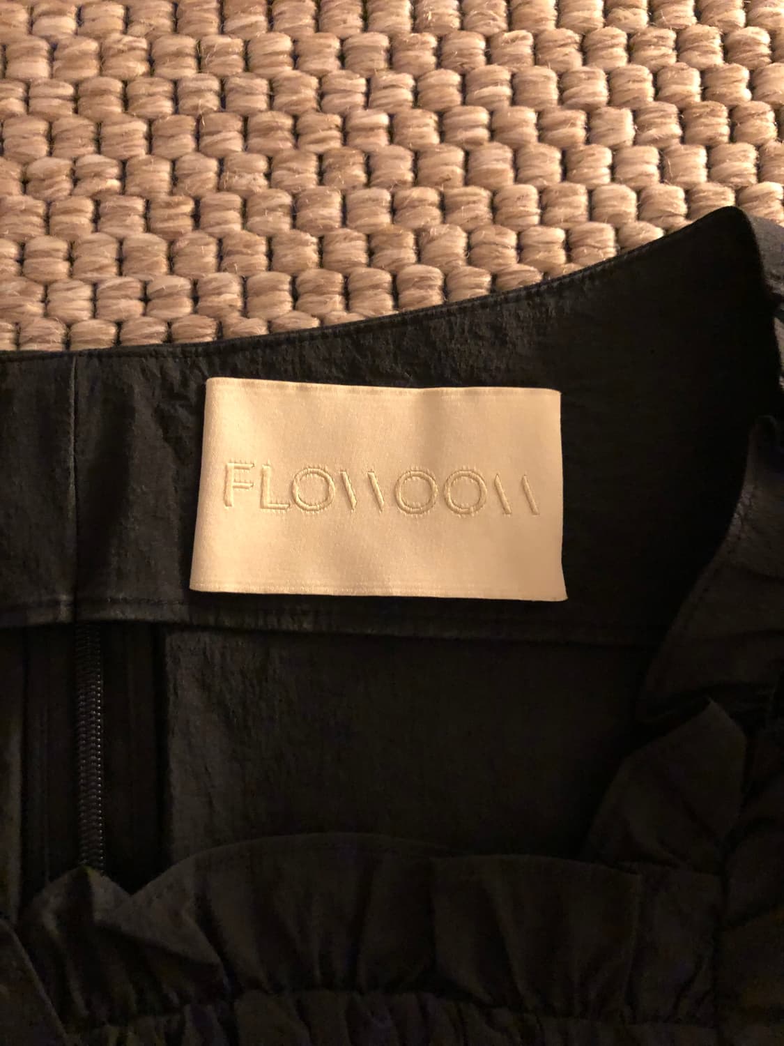 FLOWOOM 블랙 퍼프 블라우스 상품이미지3