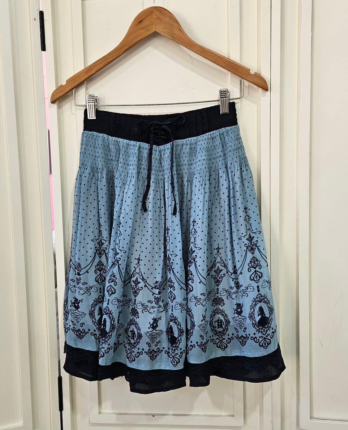 엑시즈팜(Axes Femme) 디즈니 앨리스 콜라보 스커트 상품이미지1