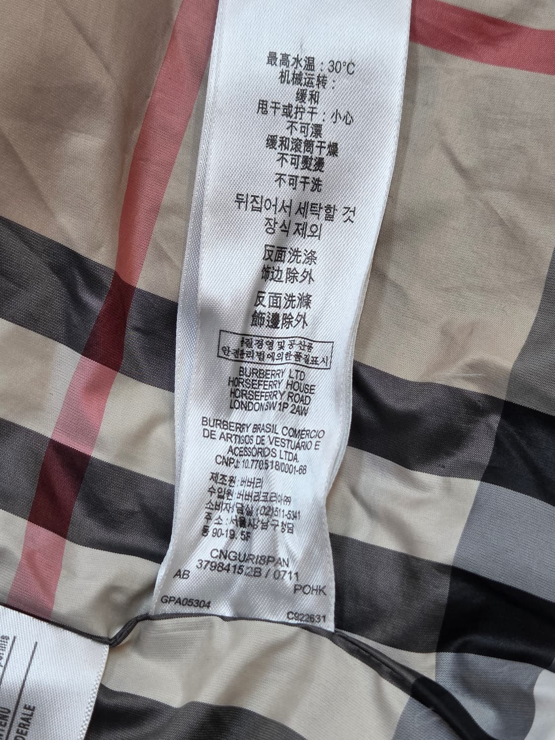 버버리 칠드런 여아 패딩 10Y(140) 사이즈입니다. 보라색이라서 얼굴 상품이미지6