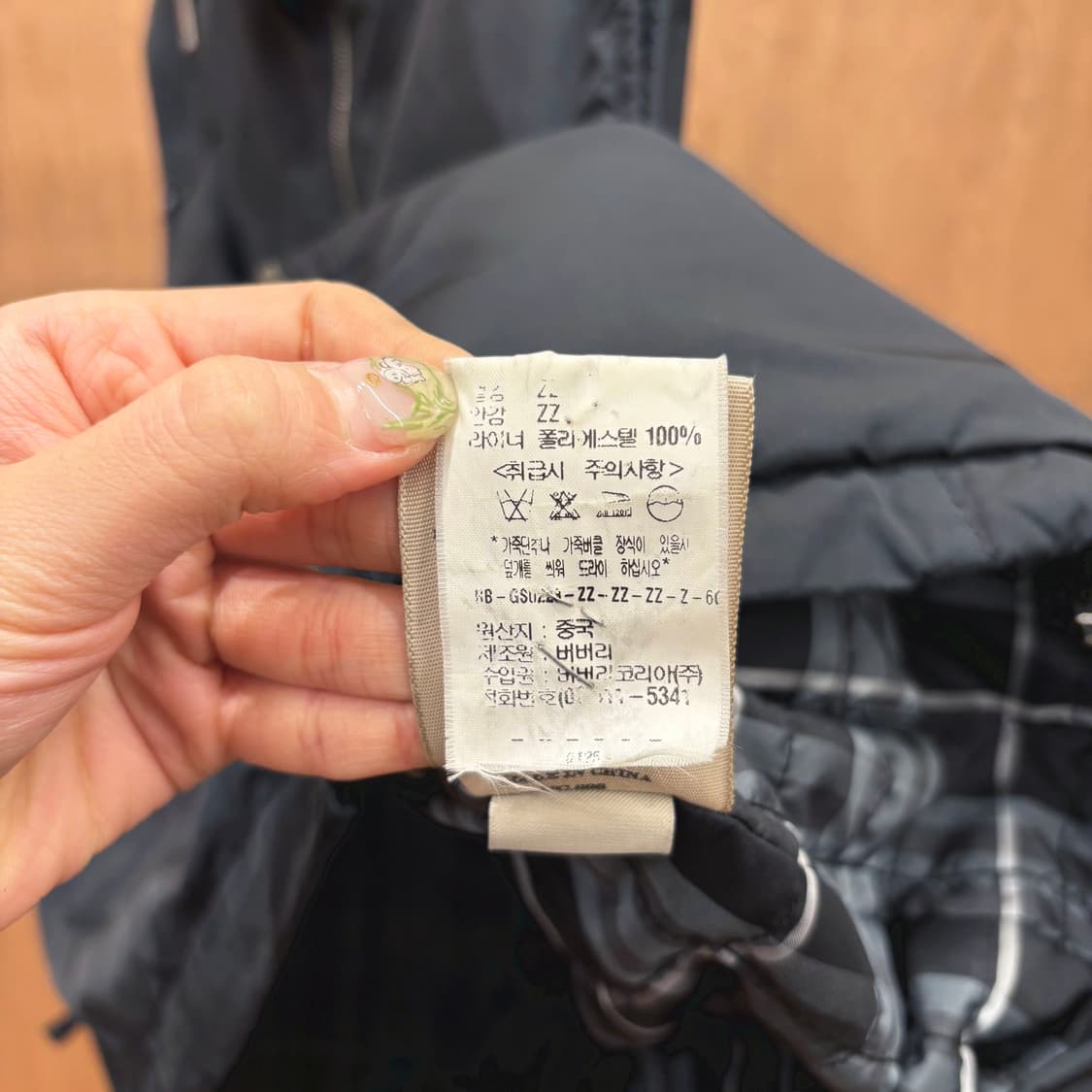 버버리 하이넥 경량 패딩 베스트 드로우 스트링 디테일 레귤러핏 블랙 상품이미지8