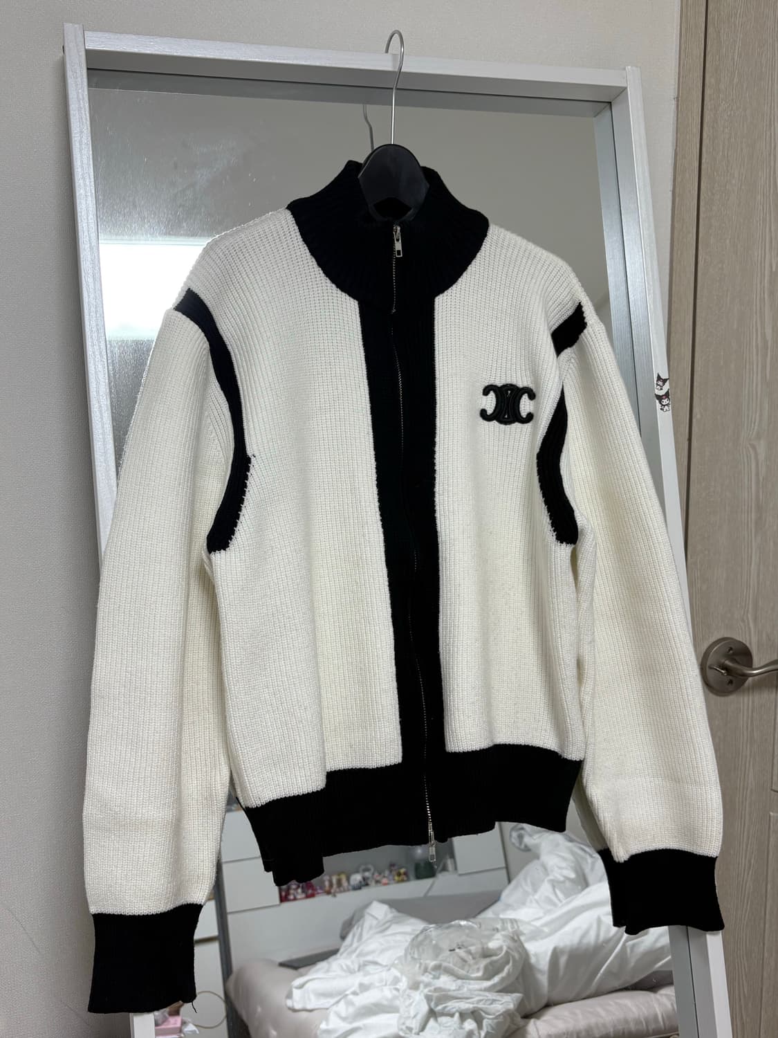 셀린느 트리오페 로고 자수 니트 집업 상품이미지1