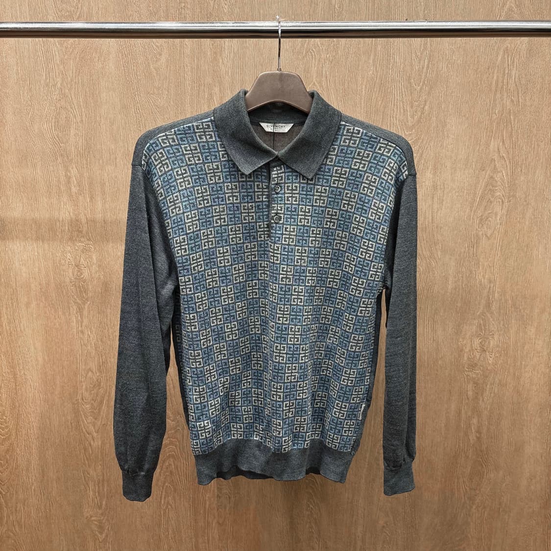 지방시 긴팔 카라 니트 로고 배색 하단 탭 디테일 레귤러핏 차콜 그레이 상품이미지2