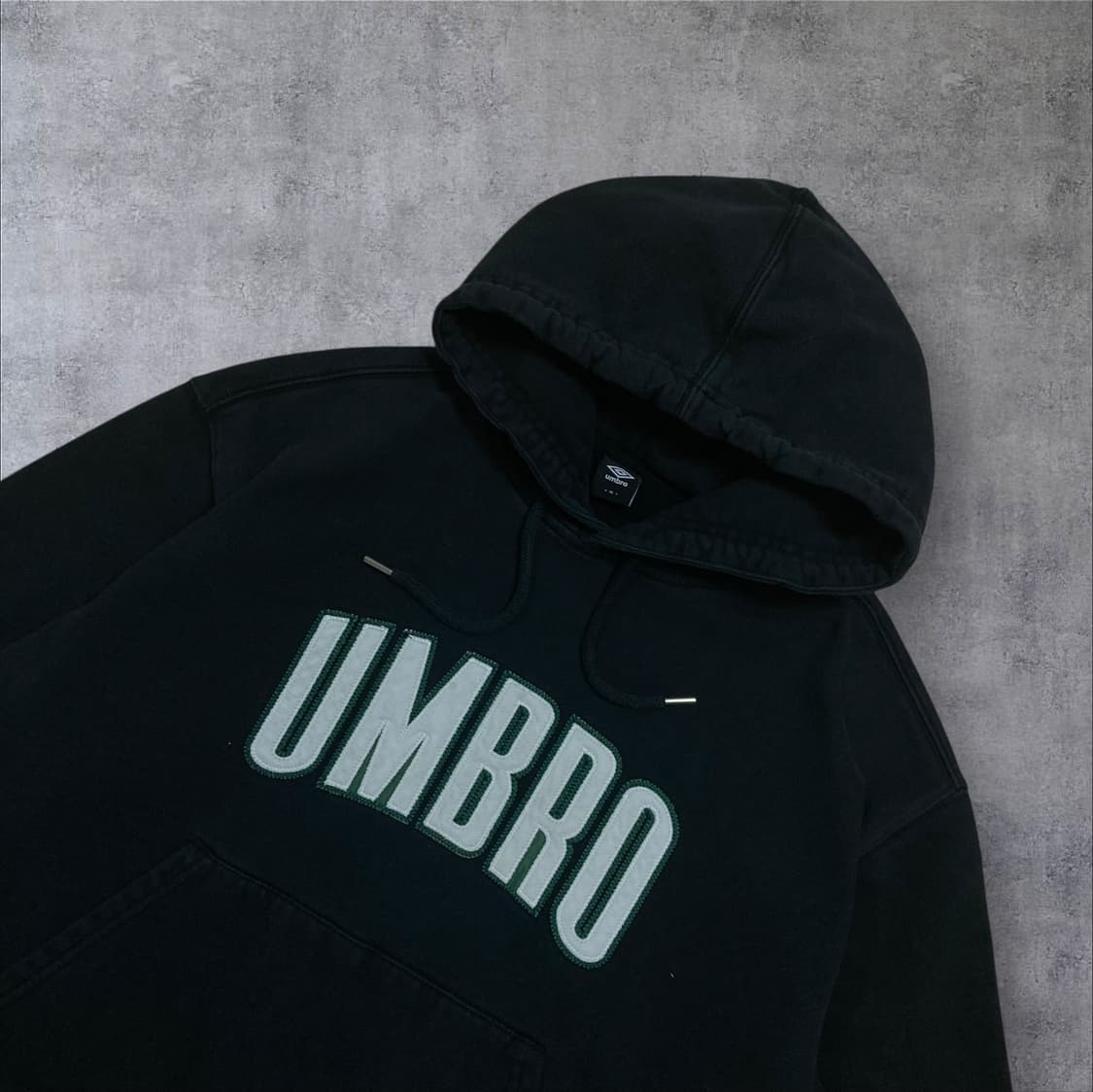 엄브로 스펠아웃 빅로고 블랙 후드티 상품이미지2