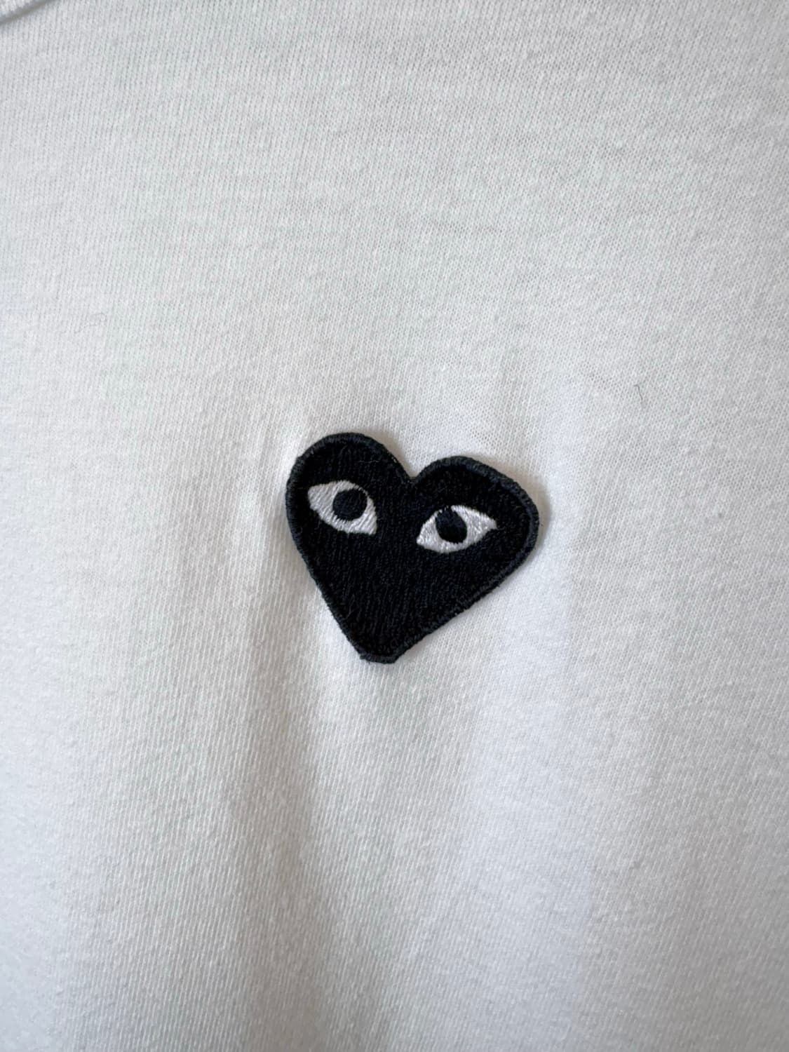 꼼데가르송 블랙 하트 와펜 화이트 반팔티 상품이미지4