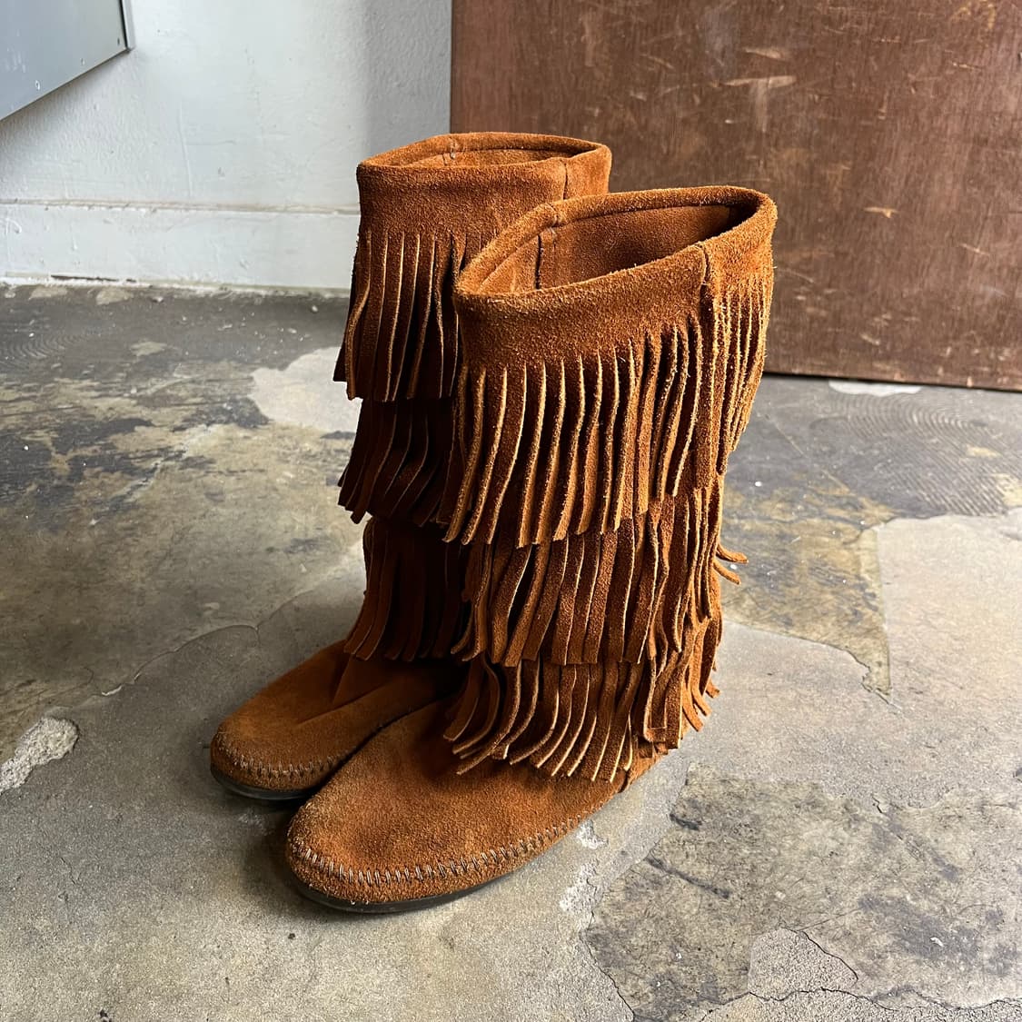 미네통카 스웨이드 3단 프린지 부츠 상품이미지1