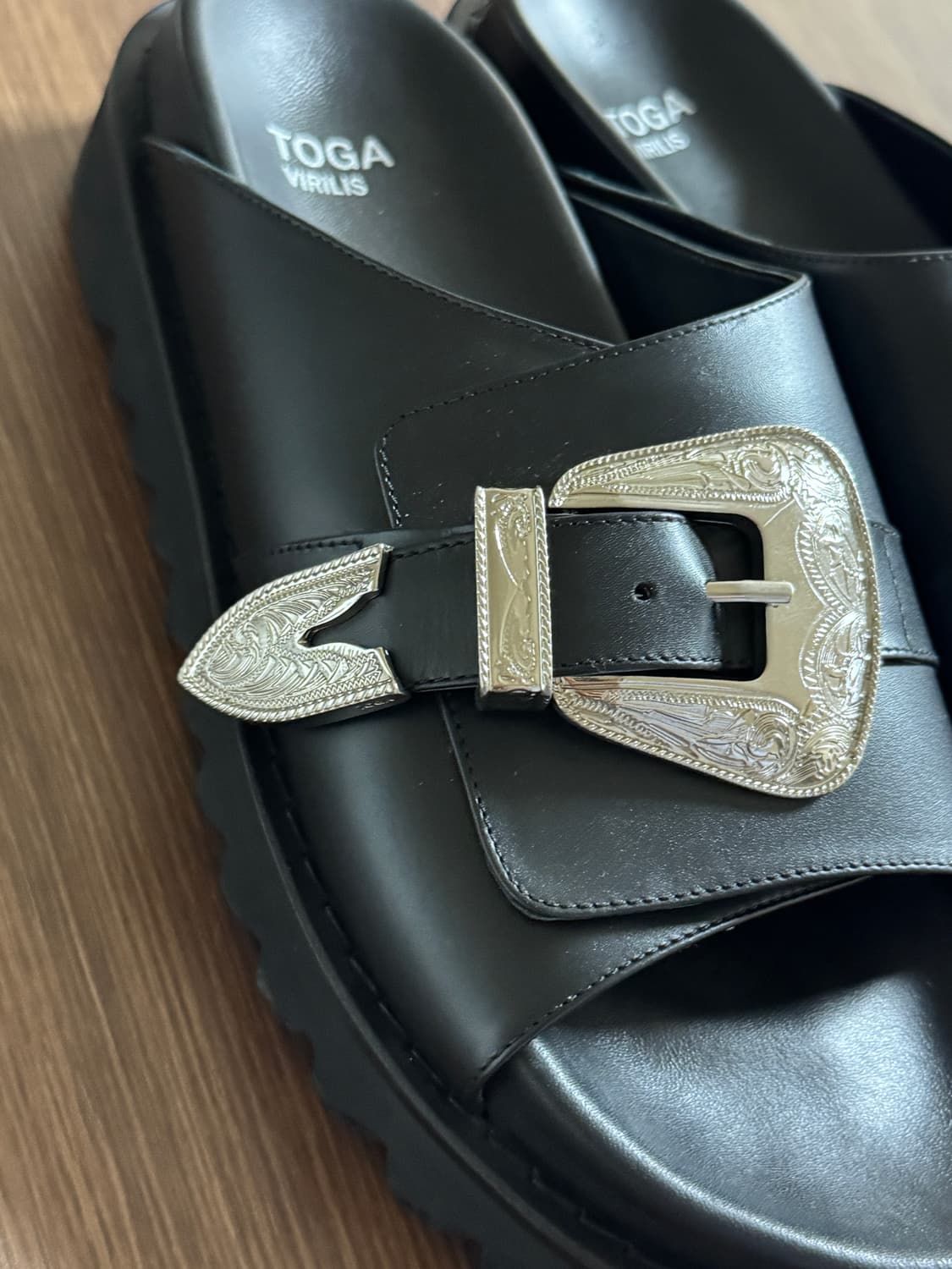 Toga Virilis 토가 비릴리스 인그레이빙 버클 슬라이드 샌들 42 상품이미지4
