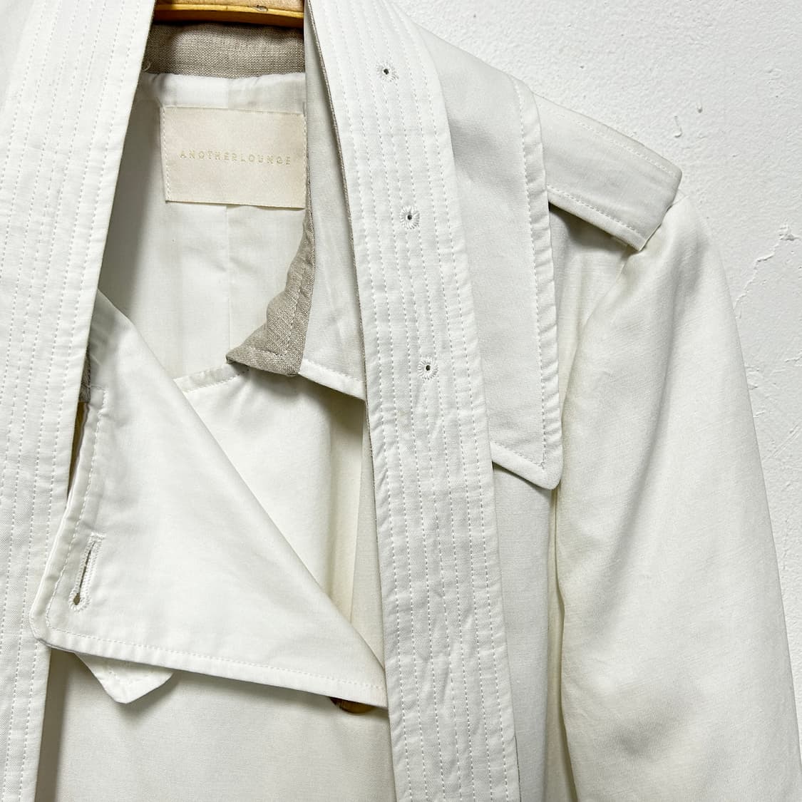 어나더라운지 화이트 트렌치코트 상품이미지1