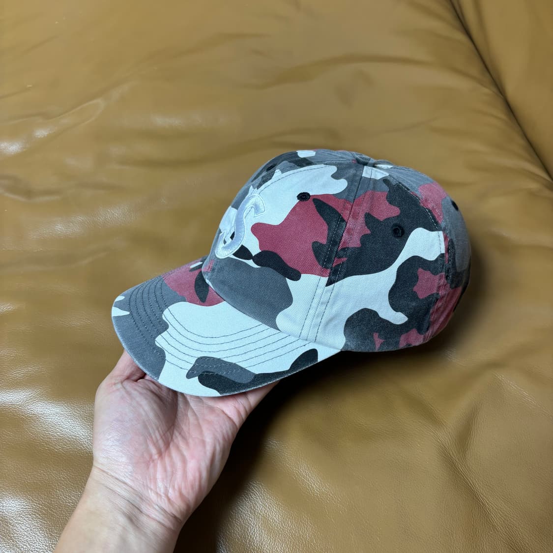 슈프림 23fw 피그먼트 카모 레드 S로고 6패널 볼캡 모자 (Camo) 상품이미지4