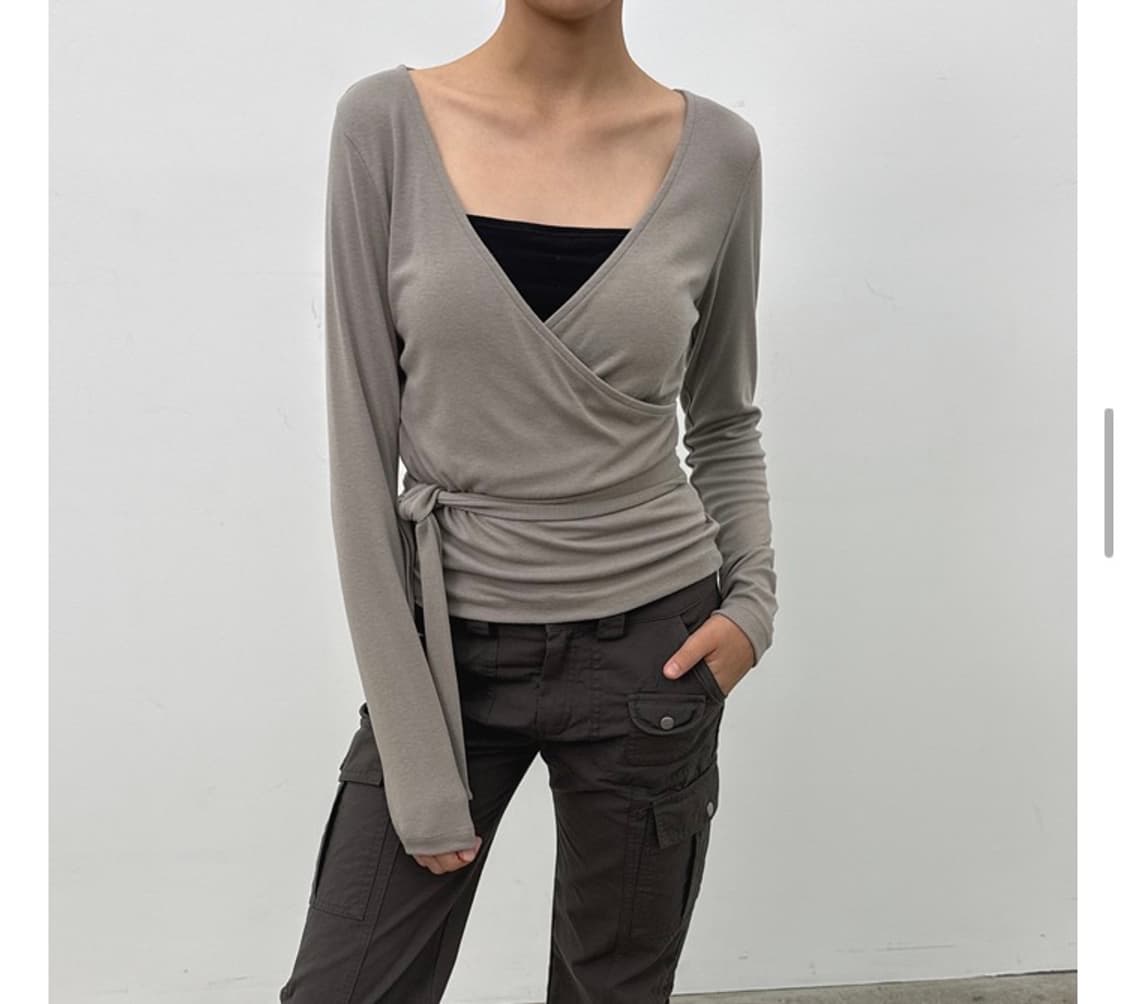 블랙업 브이넥 랩 긴팔티 상품이미지1