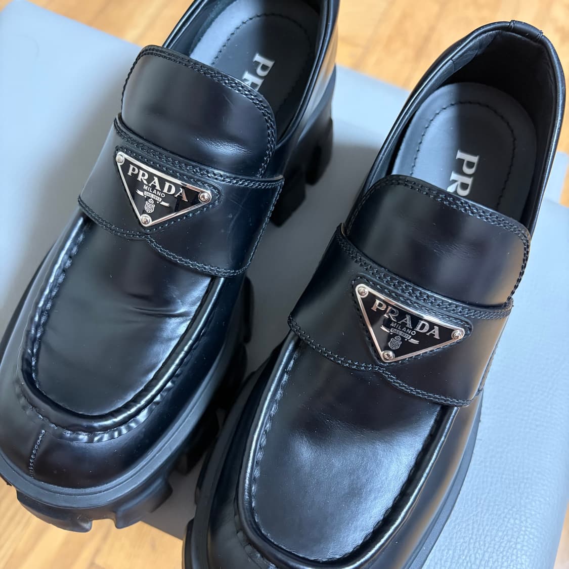 프라다 모놀리드 브러시드 로퍼 상품이미지2