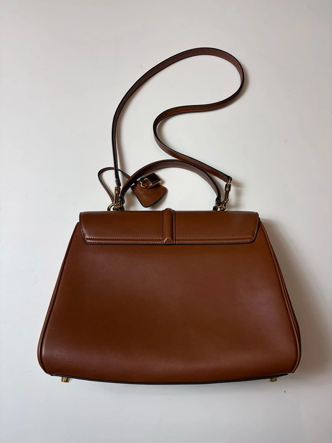 셀린느 클래식 16 백 내추럴 미디움 카프스킨 탠 숄더백 Q1529 상품이미지5