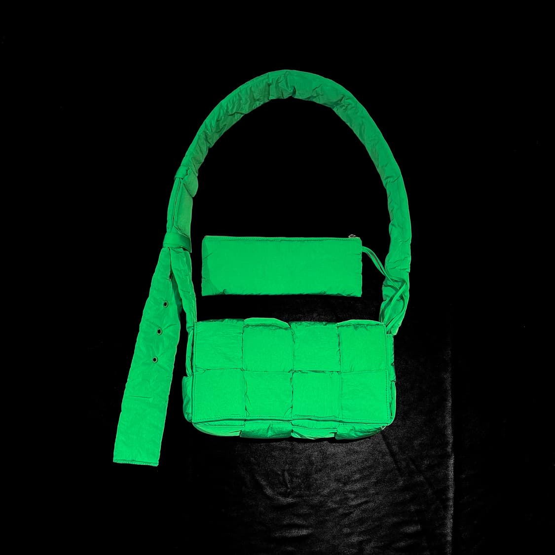 보테가 베네타 패딩 테크 카세트백 패러킷 상품이미지2