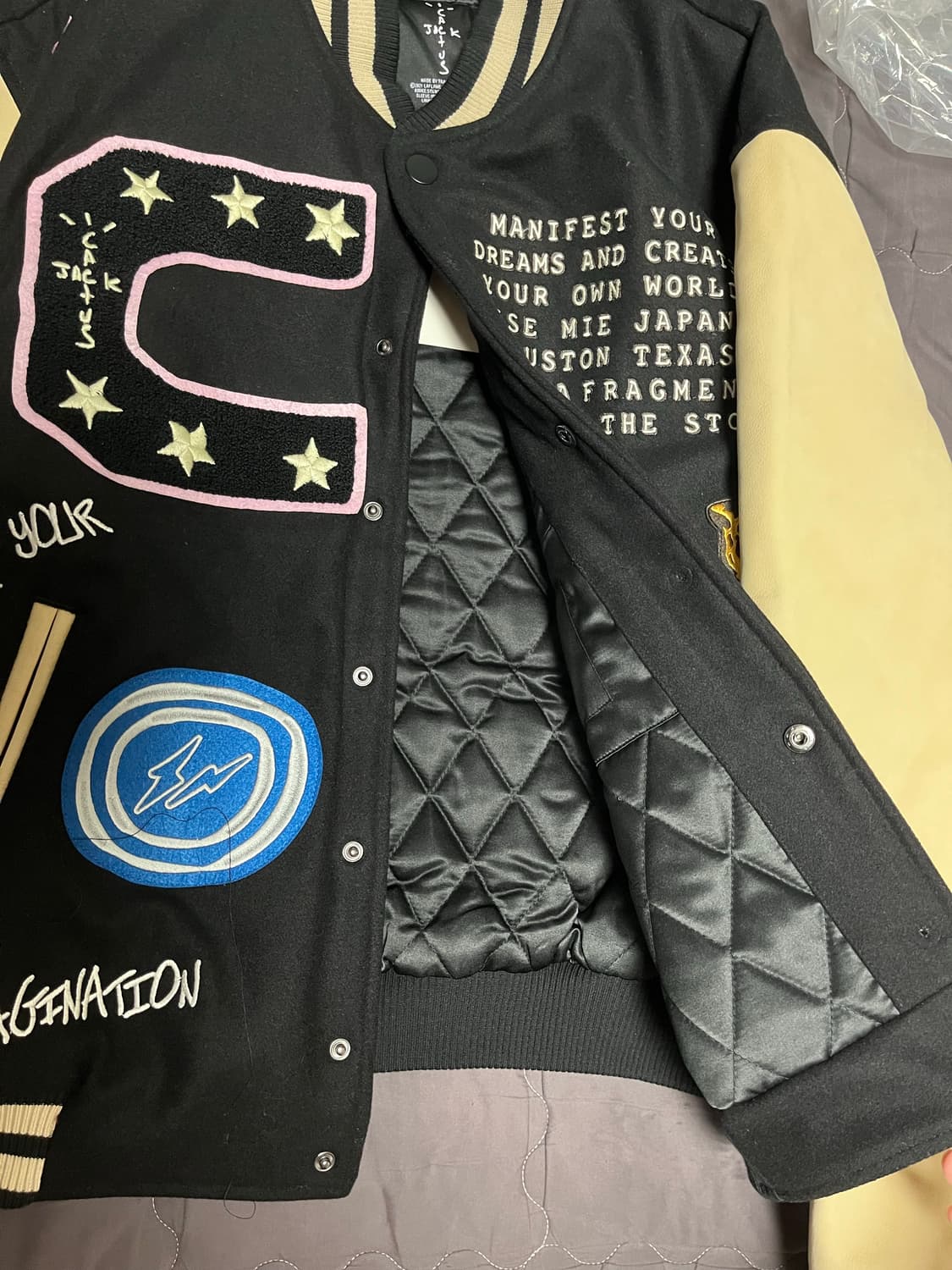 L / 트래비스 스캇 X 프라그먼트 캑터스 잭 바시티 자켓 상품이미지5