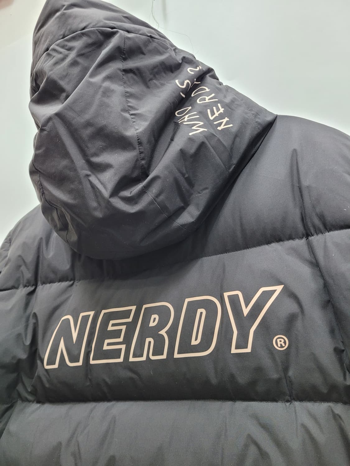 NERDY 널디 백로고 후드 다운 롱 패딩 / S 블랙 (수선)
 상품이미지4