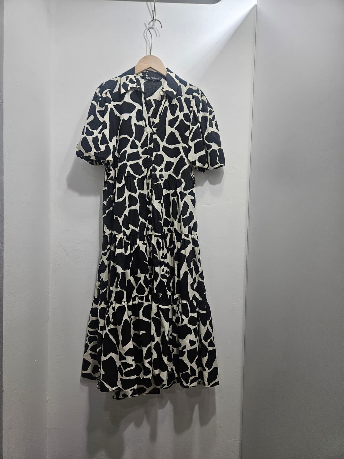 자라(ZARA) 퍼프소매 앞면 단추여밈 롱원피스 상품이미지1