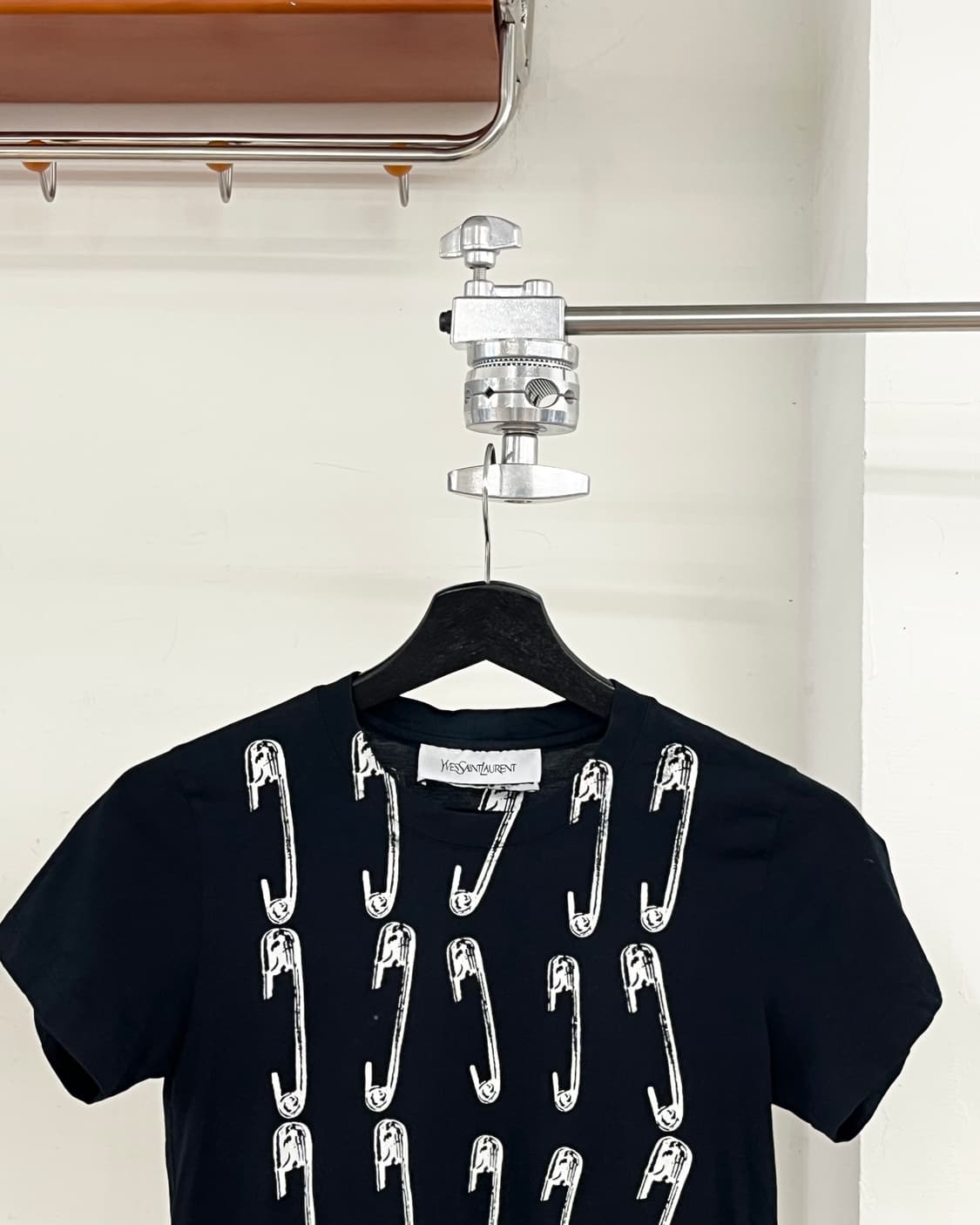 입생로랑 블랙 핀 프린트 코튼 하프티 상품이미지2