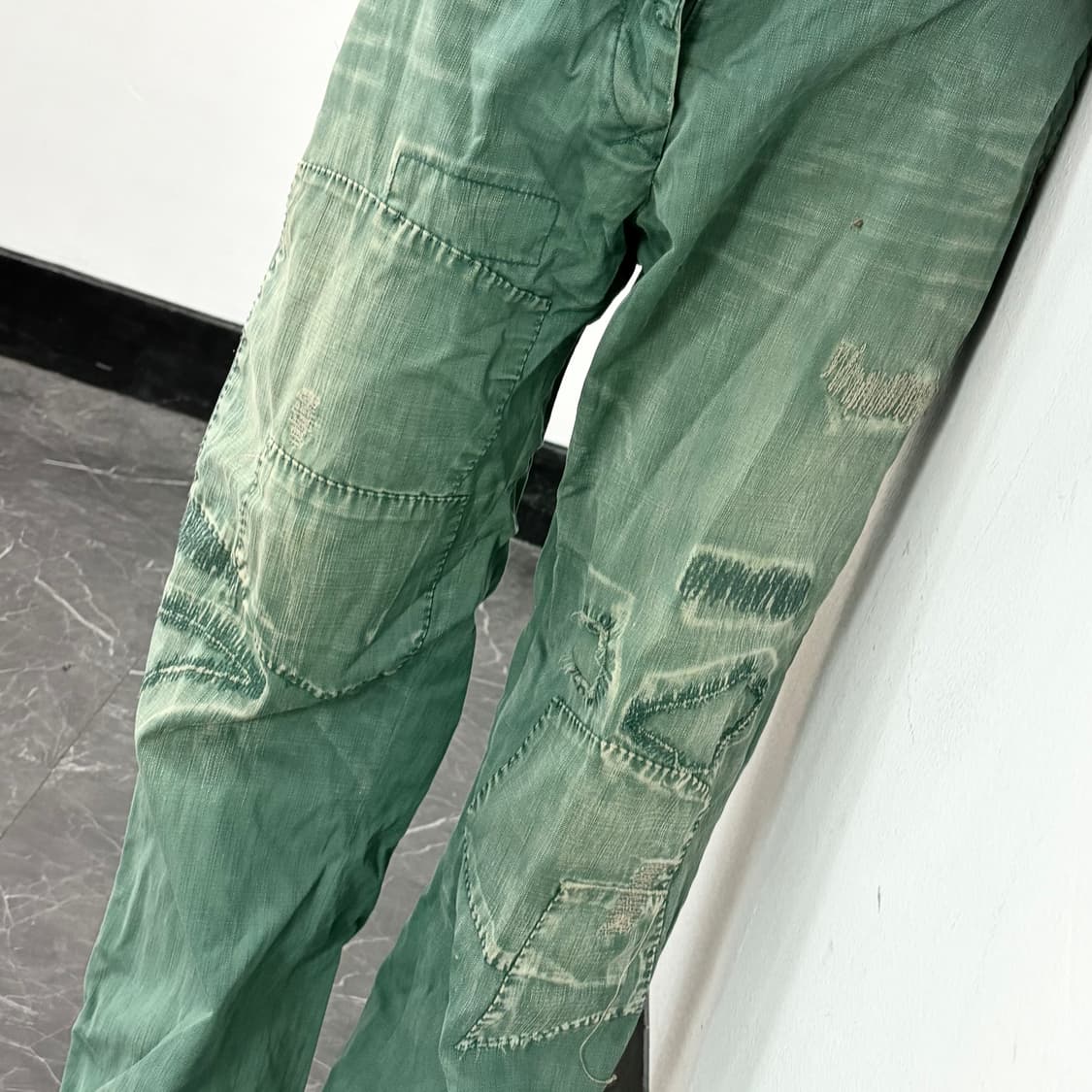 폴로 랄프로렌 디스트레스드 패치워크 치노 팬츠 상품이미지2