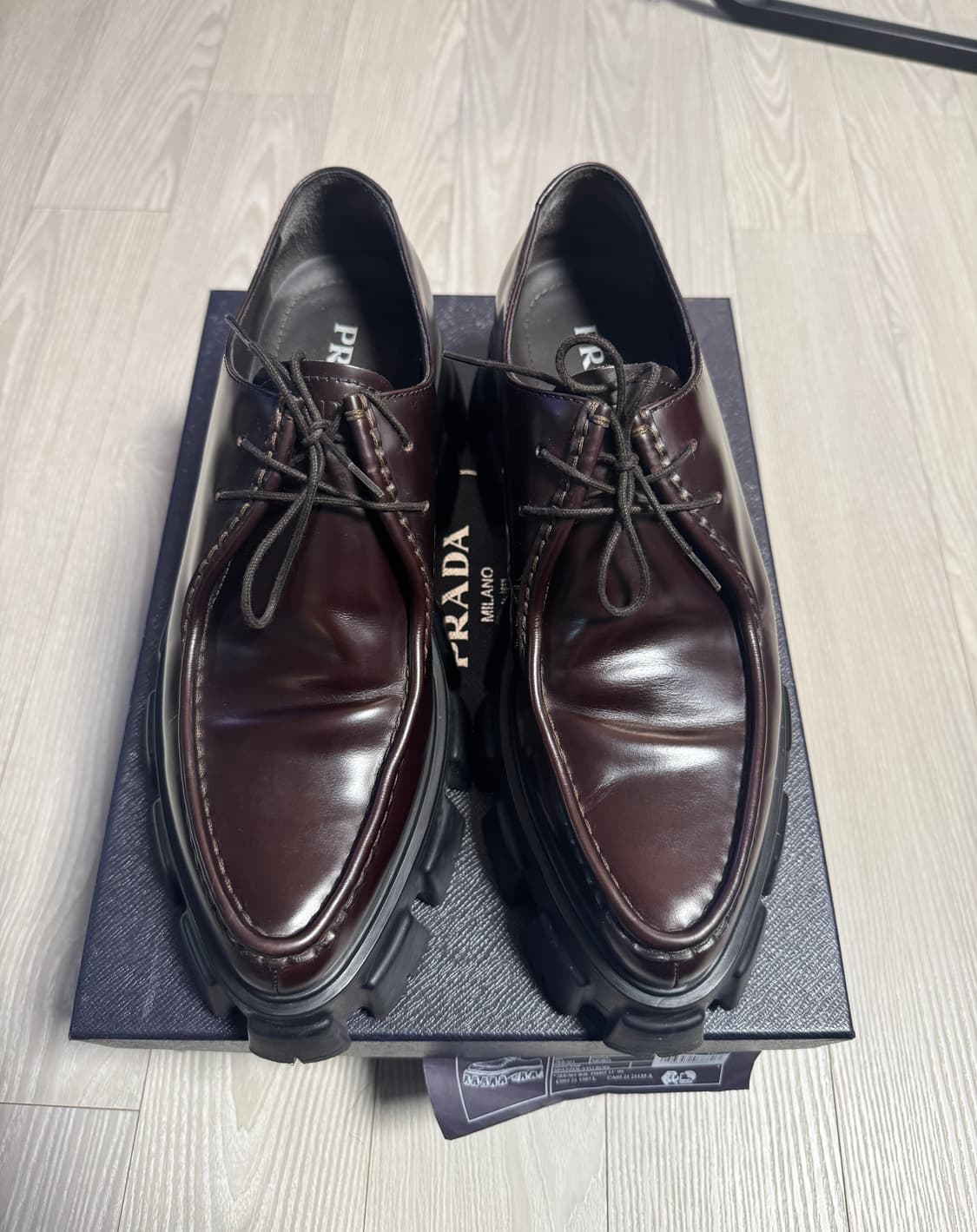 프라다 / 모놀리스 브러시드 가죽 레이스업 로퍼 브라운 / 10 상품이미지2