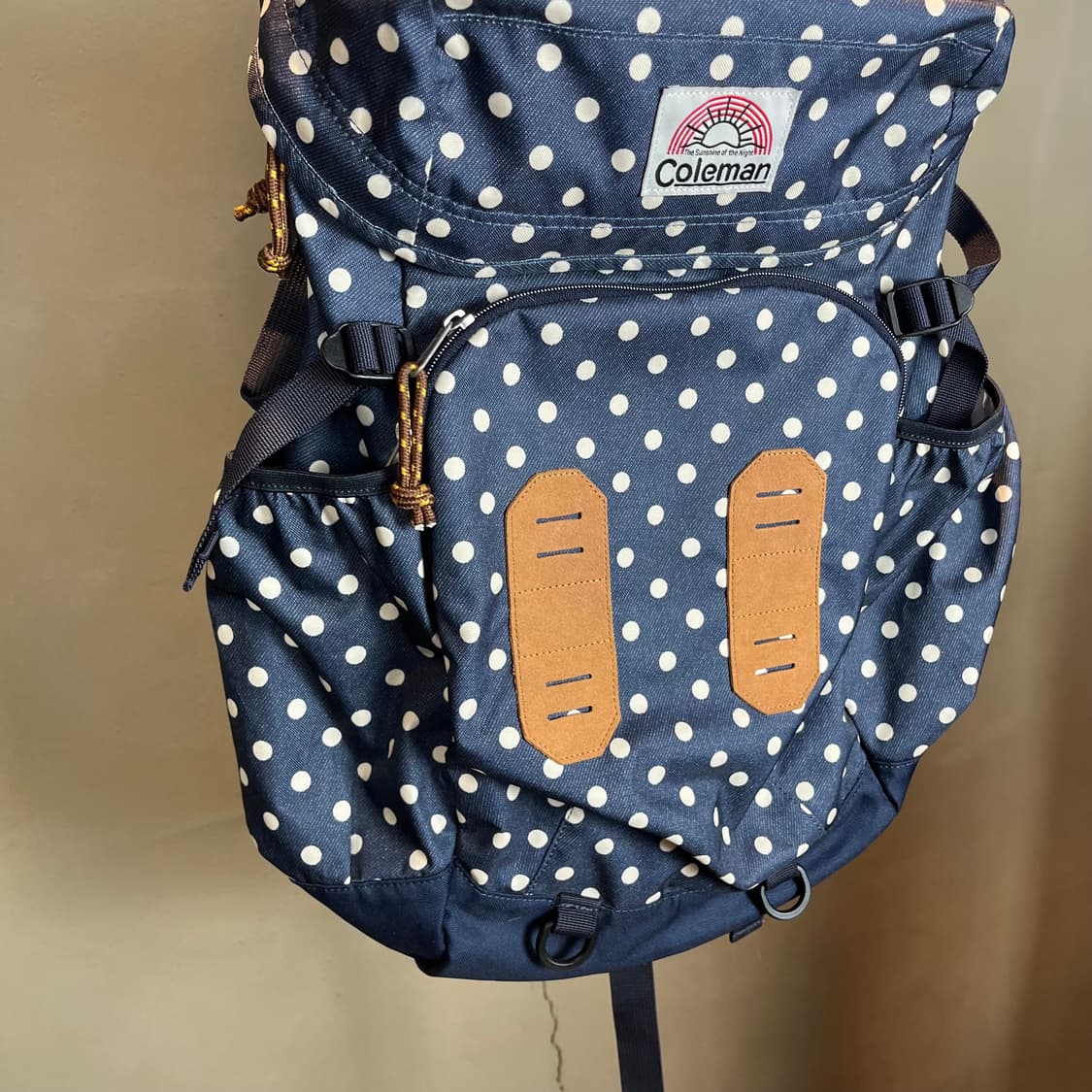 콜맨 도트 백팩 상품이미지4