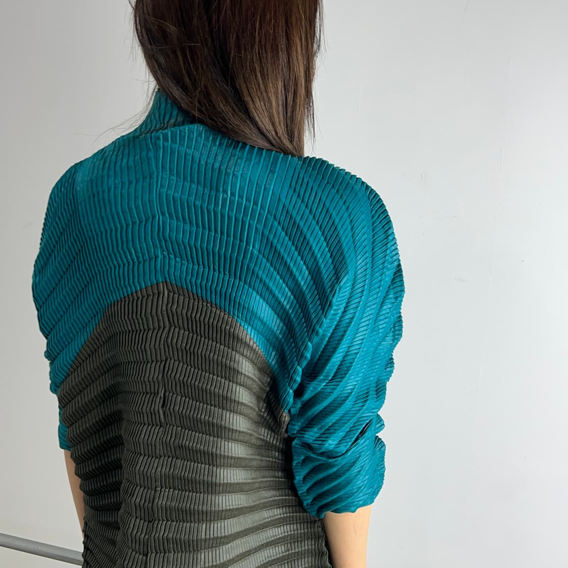 이세이미야케 볼륨 플리츠 가디건 상품이미지4