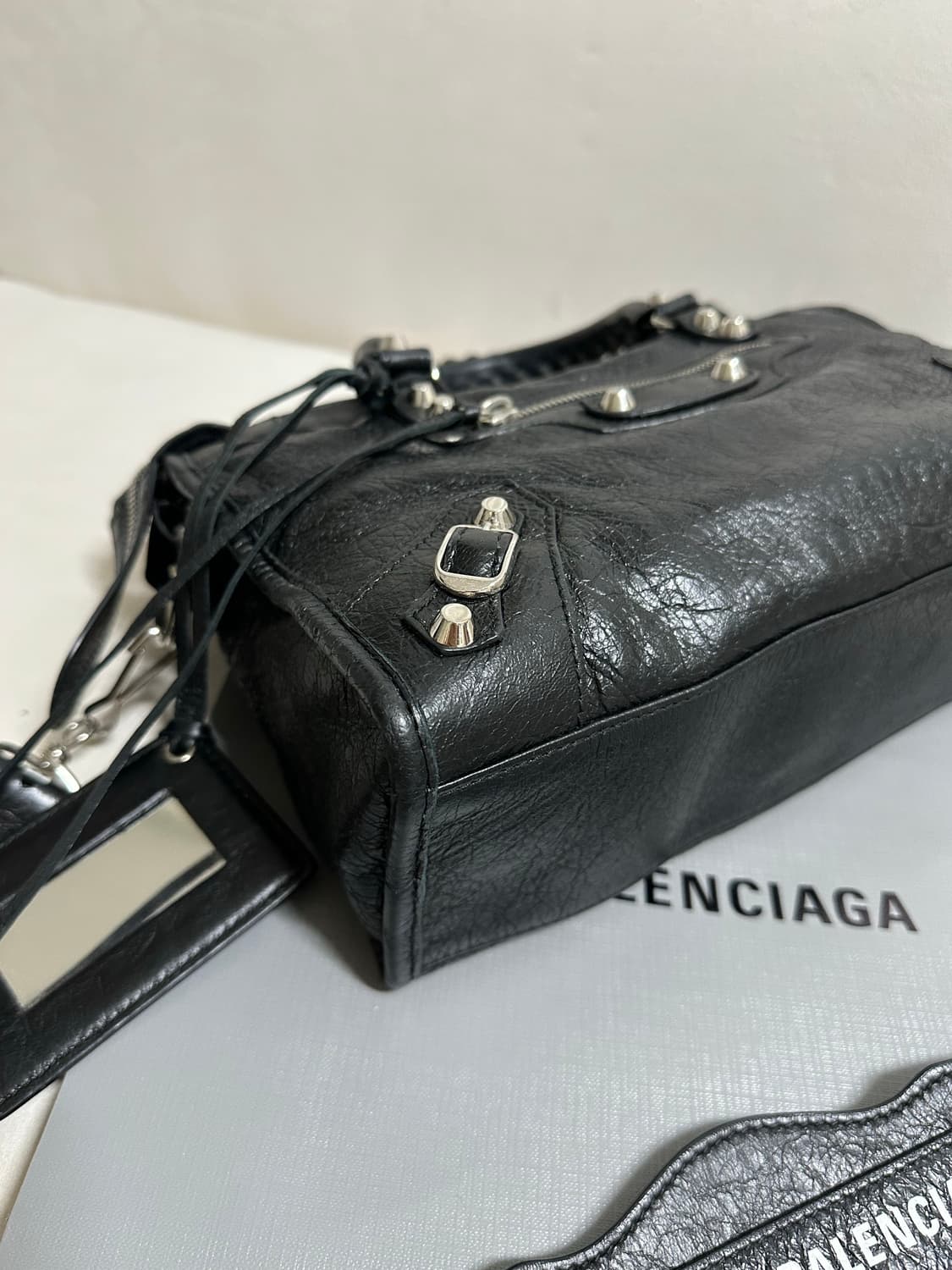 [A+ 정품] 발렌시아가 로고스트랩 시티 모터백 스몰 블랙 상품이미지3