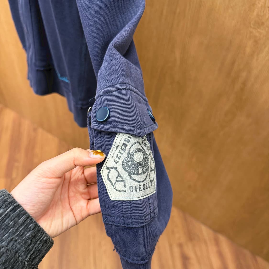 디젤 후드 집업 워싱 소매 카고 포켓 지퍼 디테일 레귤러핏 네이비 상품이미지7