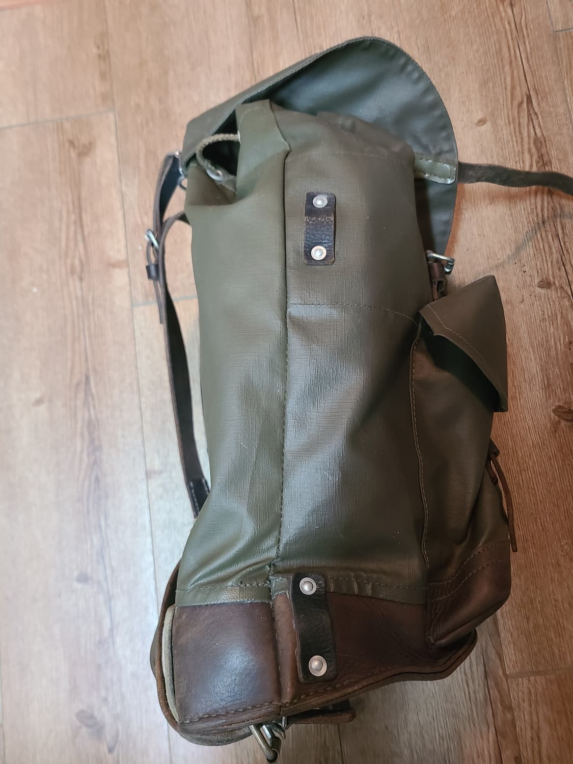 스위스군 고무 코팅 가죽 배낭 상품이미지4