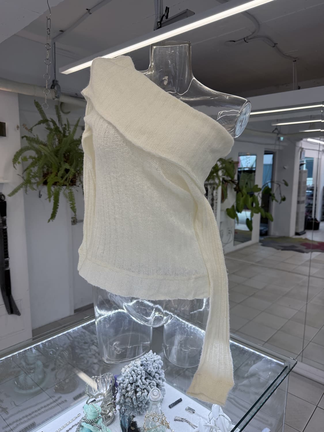 오프숄더 화이트 니트 상품이미지1