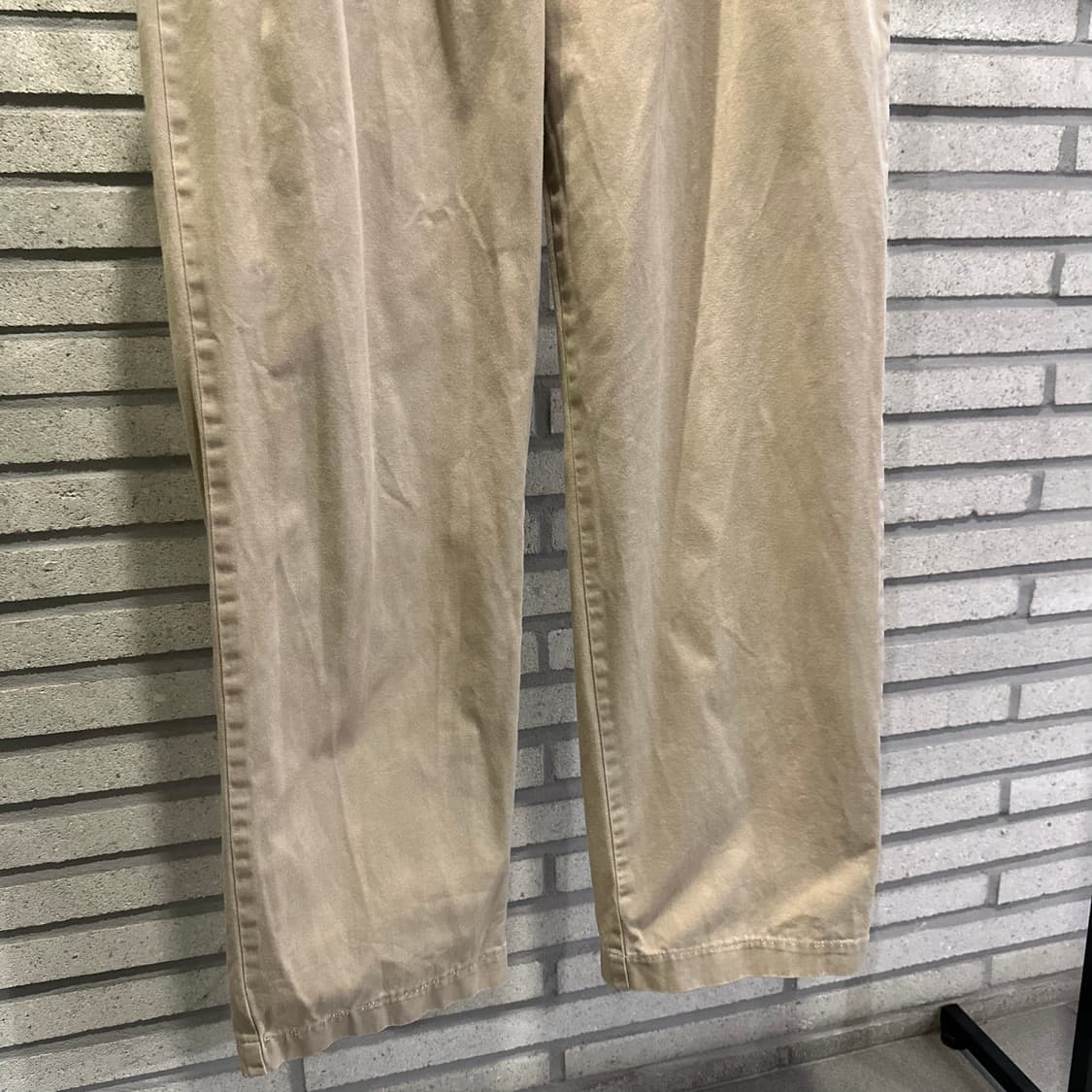 폴로진스 투턱 스트레이트 치노팬츠 후면패치 디테일 베이지 상품이미지5