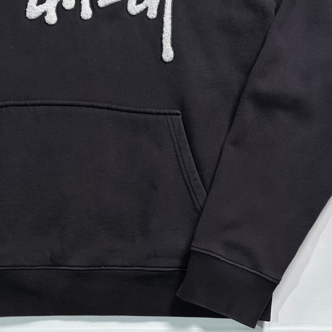 스투시 플리스 로고 블랙 후드 티  상품이미지5