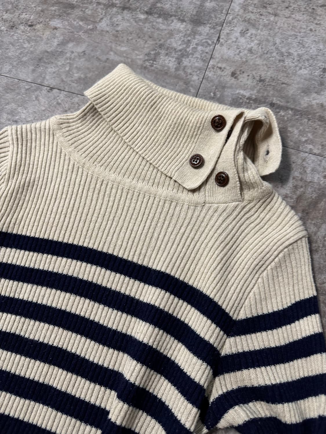 버튼 폴라넥 스트라이프 패턴 니트 상품이미지2