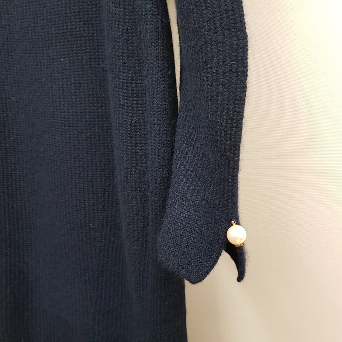 한섬 마인 캐시미어 진주 버튼 디테일 니트 원피스 F사이즈 상품이미지4