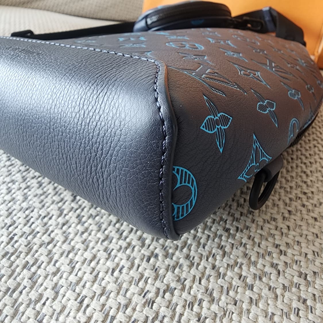 새상품급 루이비통 네이비 리버블루 쉐도우 모노그램 듀오 슬링백 상품이미지7