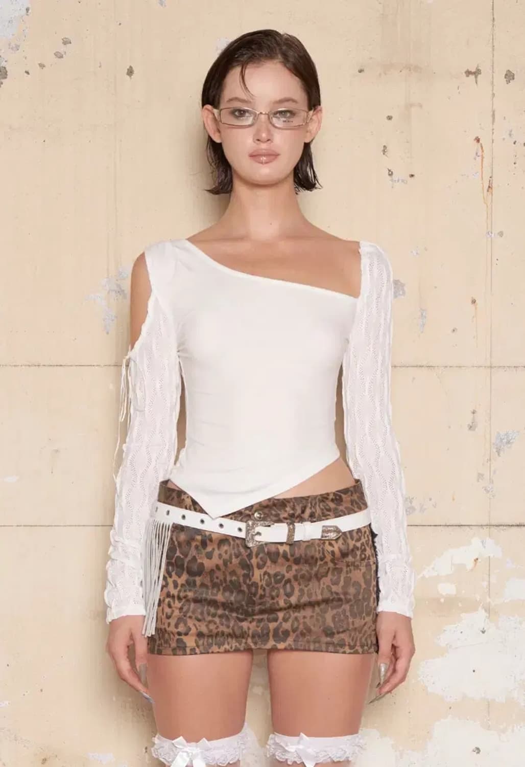 힐다 컷아웃 웨이브 슬리브 탑 상품이미지1