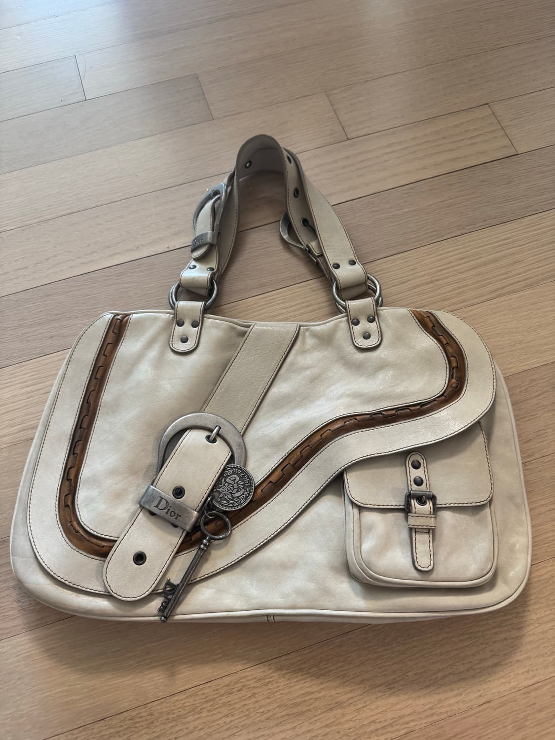 디올 가우초백 화이트 상품이미지1