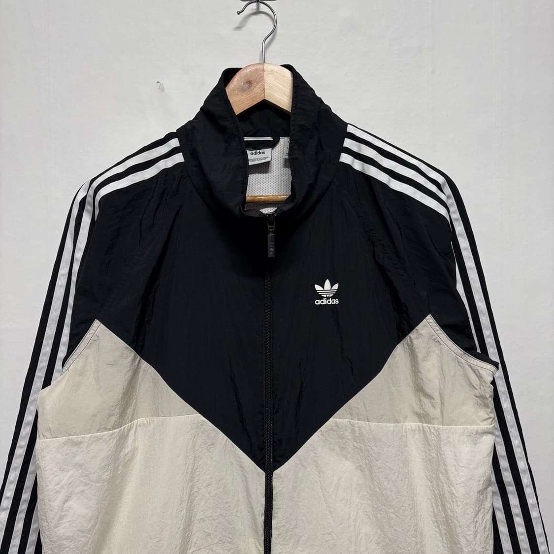 아디다스 검흰 빅로고 바람막이 상품이미지2