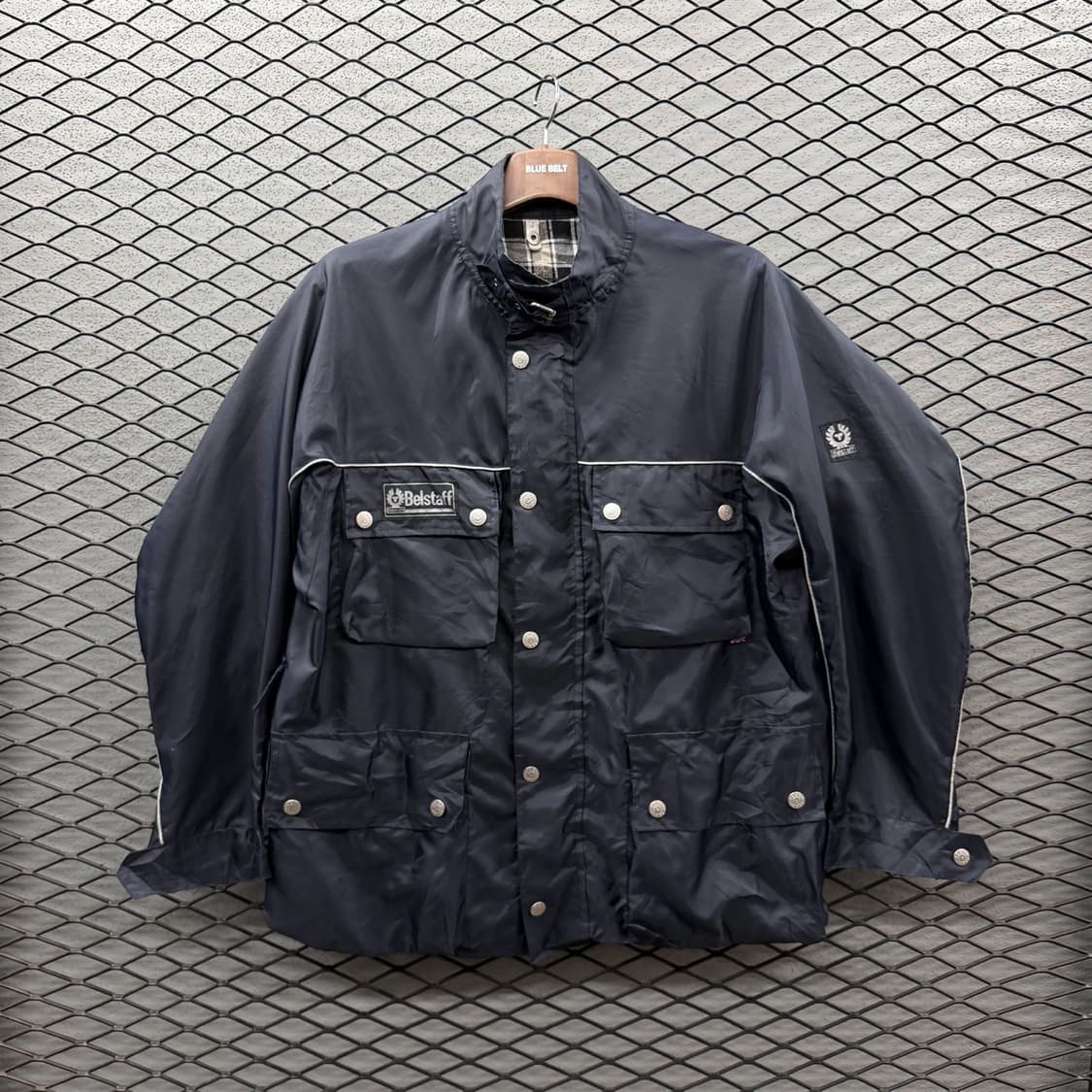 벨스타프 클래식 라이더자켓 멀티포켓 로고패치 펄감 디테일 네이비 상품이미지2