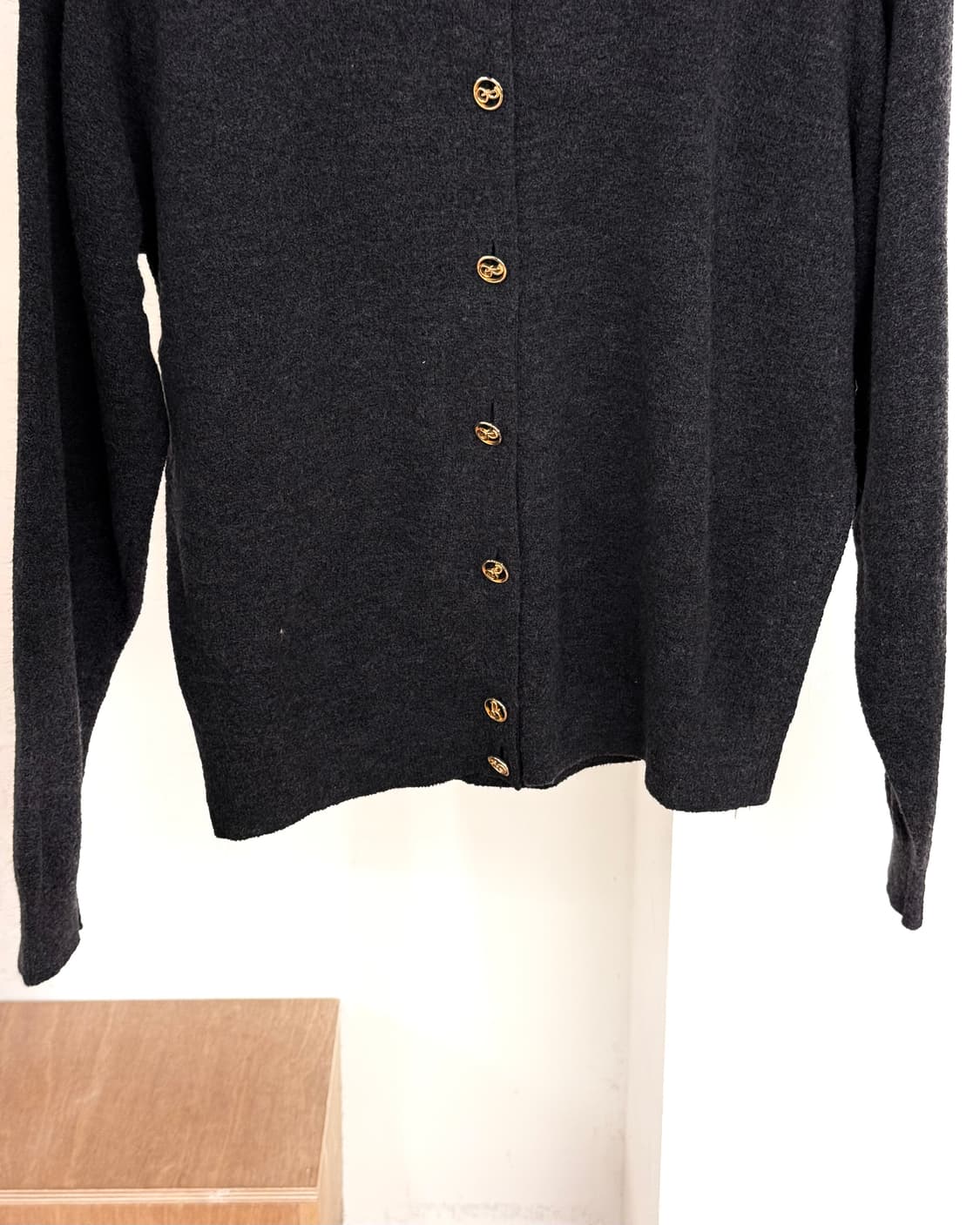 버버리 블랙 골드 버튼업 가디건 상품이미지5