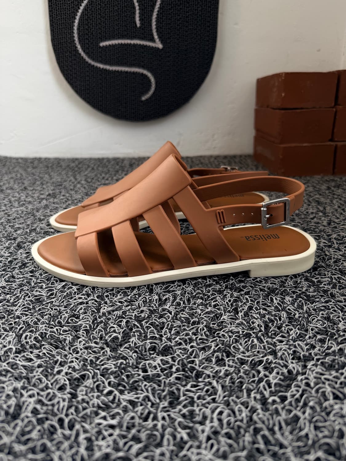 멜리사(Melissa) 유니크 브라운 스트랩 샌들 상품이미지2