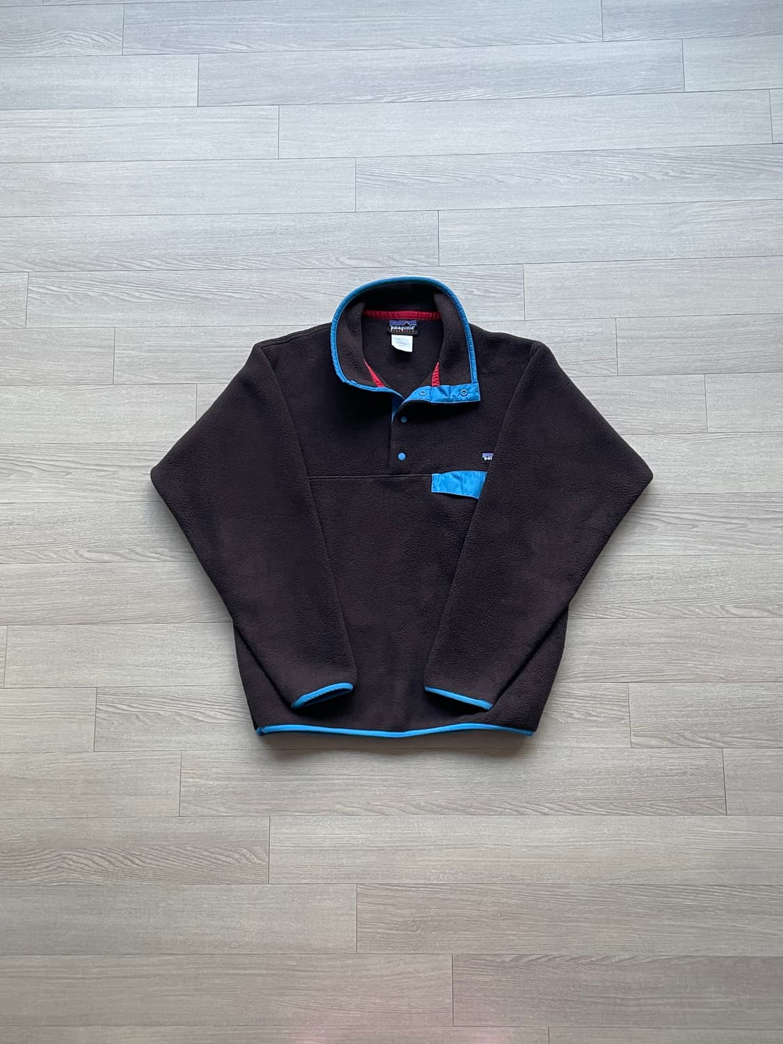 파타고니아 신칠라 브라운 플럼 잔나비 최정훈 착용 상품이미지1