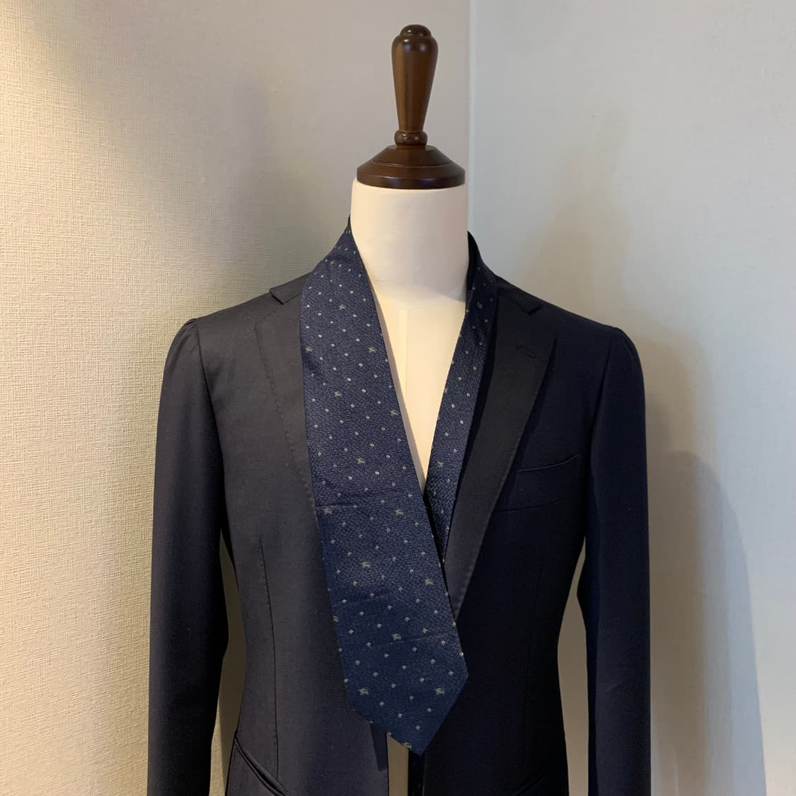 버버리(BURBERRY) 다크네이비 명품넥타이 100실크 로고플레이 상품이미지1