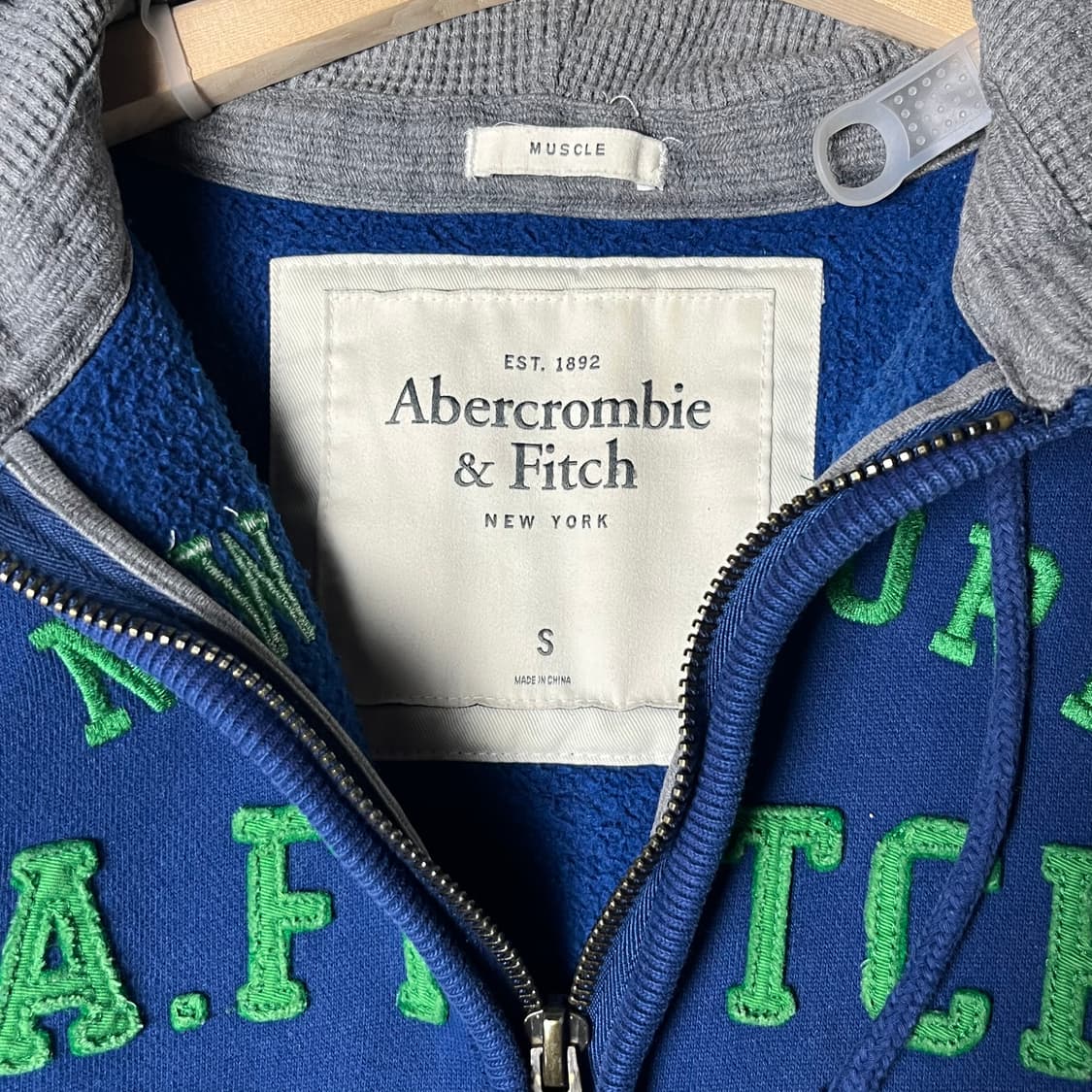 [A&F] 아버크롬비 레터링 자수 후드집업 (블루) 상품이미지4