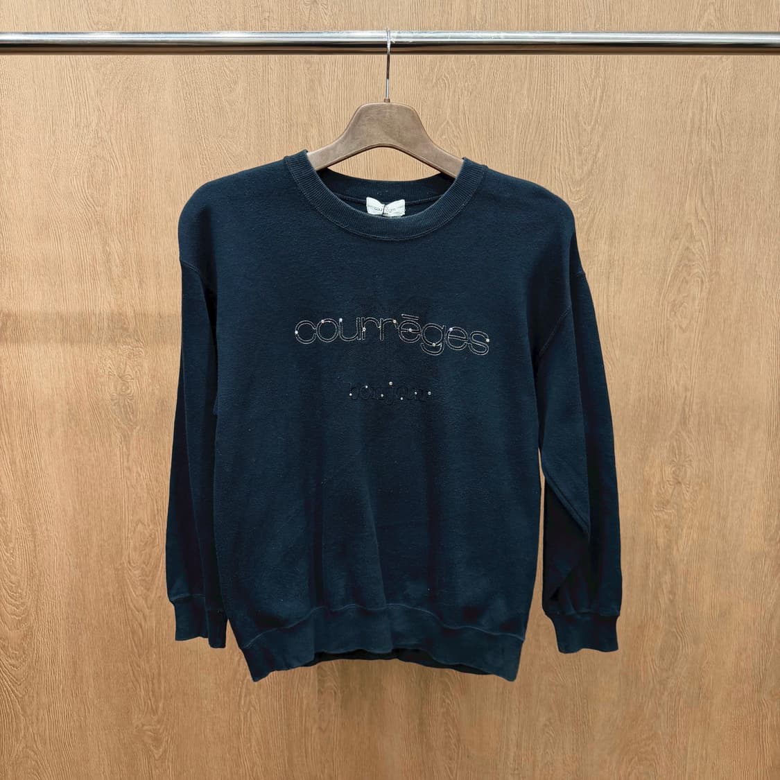 꾸레쥬 라운드넥 맨투맨 로고 스티치 큐빅 장식 디테일 레귤러핏 블랙 상품이미지2